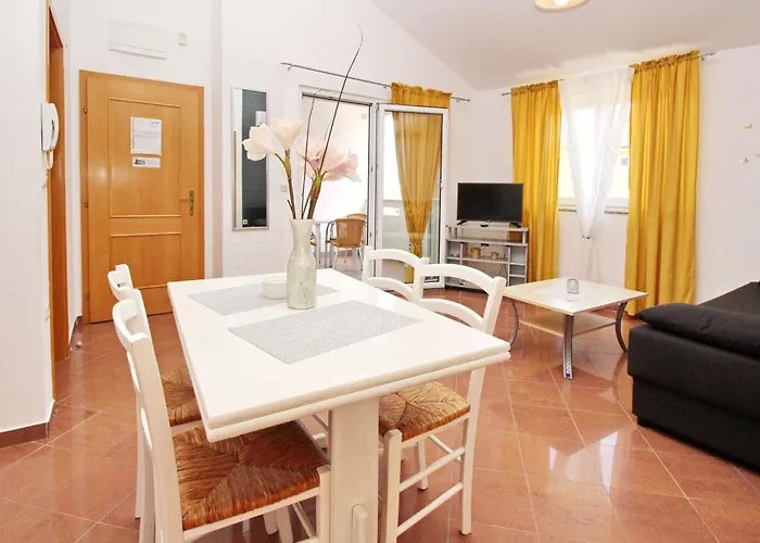 In Mit Eigenem Balkon By Interhome דירה